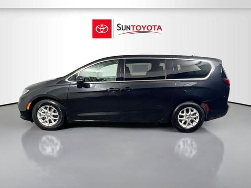 Brilliant Black Crystal Pearlcoat 2023 Chrysler Pacifica Touring L