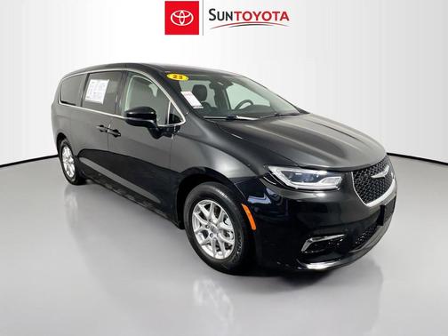 Brilliant Black Crystal Pearlcoat 2023 Chrysler Pacifica Touring L