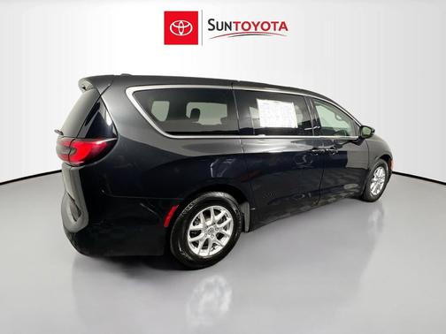 Brilliant Black Crystal Pearlcoat 2023 Chrysler Pacifica Touring L