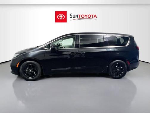 Brilliant Black Crystal Pearlcoat 2023 Chrysler Pacifica Touring L