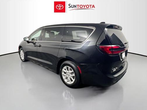 Brilliant Black Crystal Pearlcoat 2023 Chrysler Pacifica Touring L