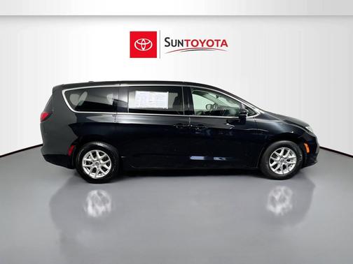 Brilliant Black Crystal Pearlcoat 2023 Chrysler Pacifica Touring L
