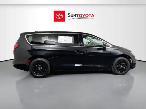 Brilliant Black Crystal Pearlcoat 2023 Chrysler Pacifica Touring L