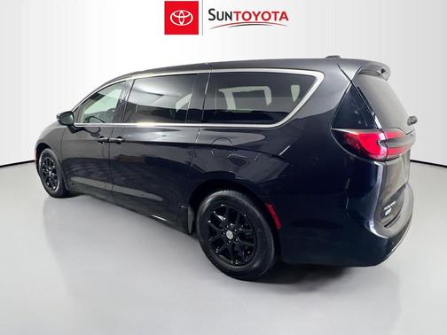 Brilliant Black Crystal Pearlcoat 2023 Chrysler Pacifica Touring L