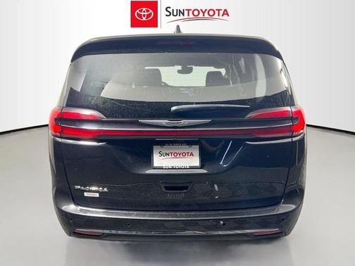 Brilliant Black Crystal Pearlcoat 2023 Chrysler Pacifica Touring L
