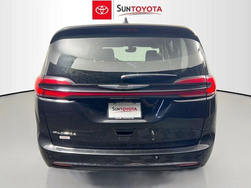 Brilliant Black Crystal Pearlcoat 2023 Chrysler Pacifica Touring L