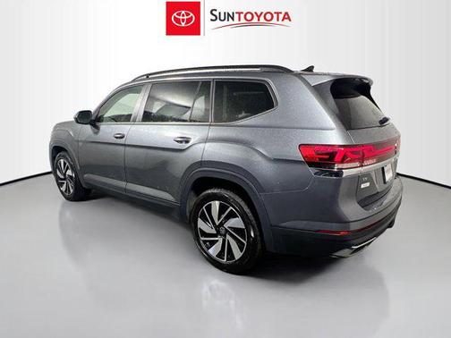 Platinum Gray Metallic 2024 Volkswagen Atlas 2.0T SE w/Technology