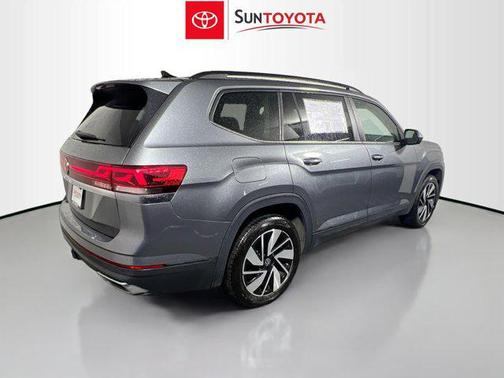 Platinum Gray Metallic 2024 Volkswagen Atlas 2.0T SE w/Technology