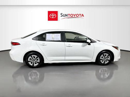 White 2022 Toyota Corolla Hybrid SE