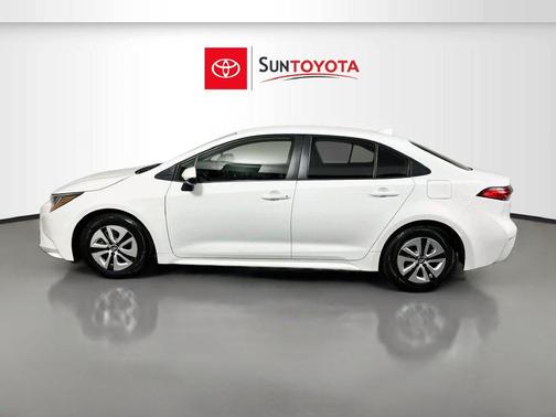 White 2022 Toyota Corolla Hybrid SE