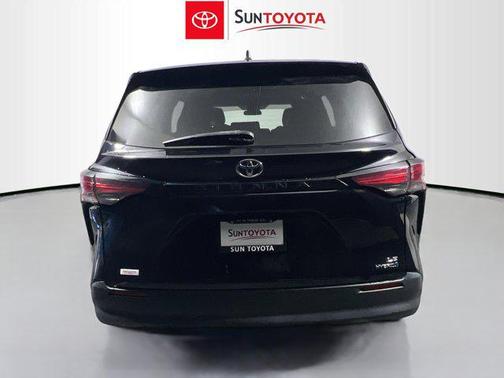 2022 Toyota Sienna LE