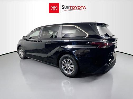 2022 Toyota Sienna LE