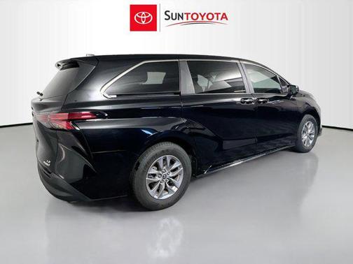 2022 Toyota Sienna LE