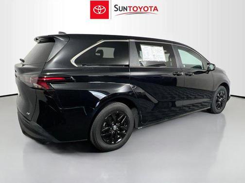 2025 Toyota Sienna LE