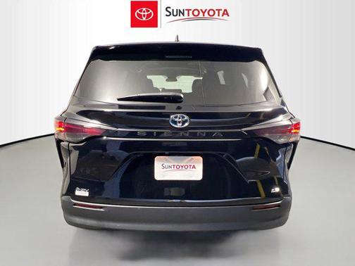 2025 Toyota Sienna LE