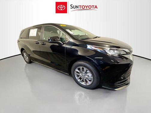 2025 Toyota Sienna LE