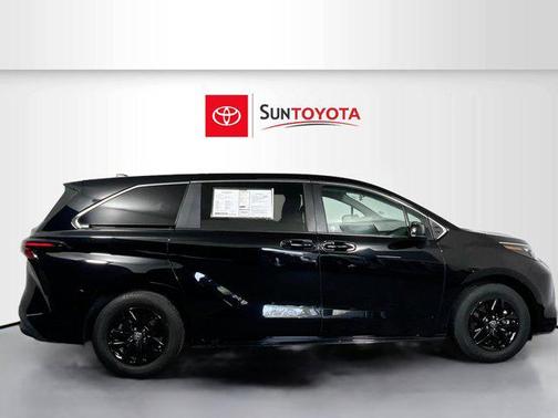 2025 Toyota Sienna LE