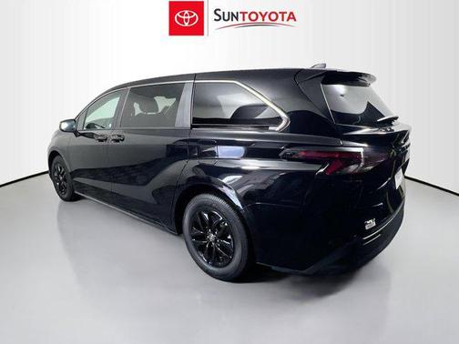 2025 Toyota Sienna LE