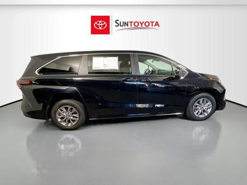 2025 Toyota Sienna LE