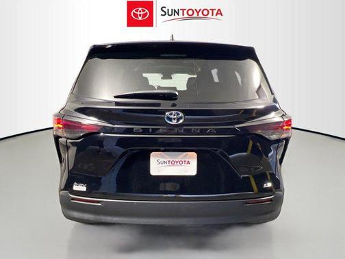 2025 Toyota Sienna LE