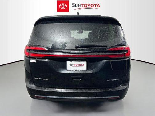 Brilliant Black Crystal Pearlcoat 2023 Chrysler Pacifica Limited