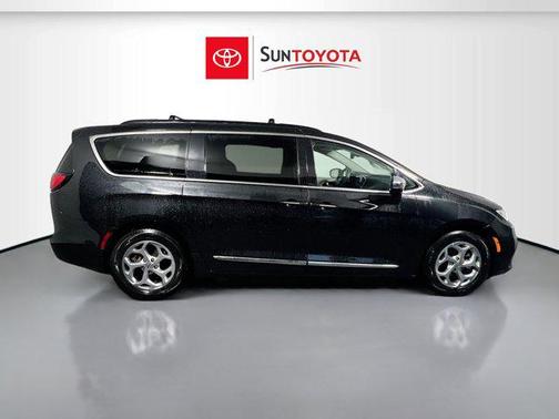 Brilliant Black Crystal Pearlcoat 2023 Chrysler Pacifica Limited