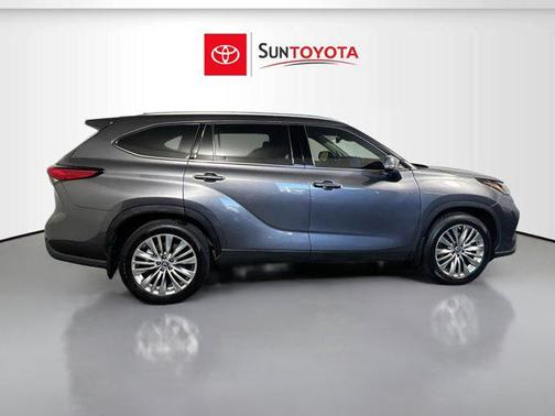 Magnetic Gray Metallic 2023 Toyota Highlander Platinum