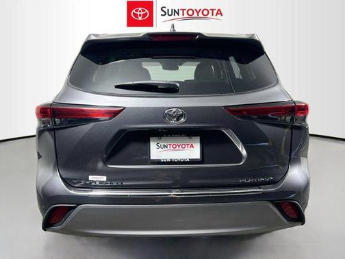 Magnetic Gray Metallic 2023 Toyota Highlander Platinum