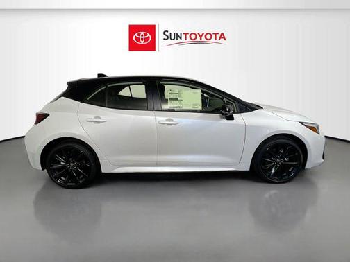 Wind Chill Pearl/Midnight Black Metallic 2026 Toyota Corolla XSE