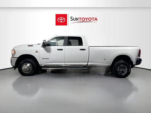 Bright White Clearcoat 2024 RAM 3500 Big Horn Crew Cab 4x4 8' Box