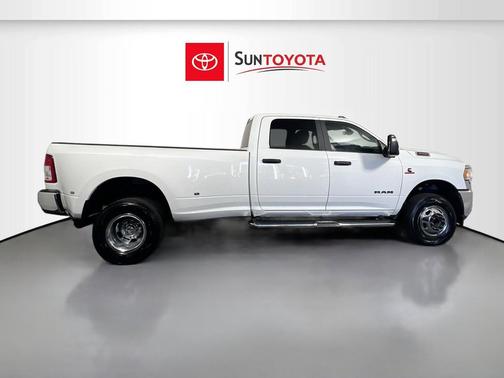 Bright White Clearcoat 2024 RAM 3500 Big Horn Crew Cab 4x4 8' Box