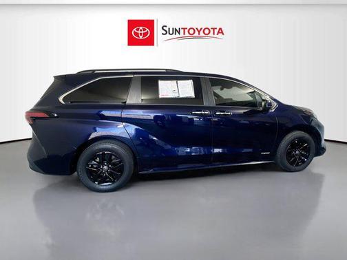 2021 Toyota Sienna XLE 8 Passenger