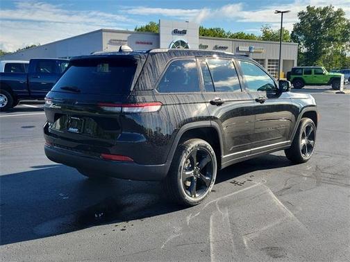2025 Jeep Grand Cherokee Laredo