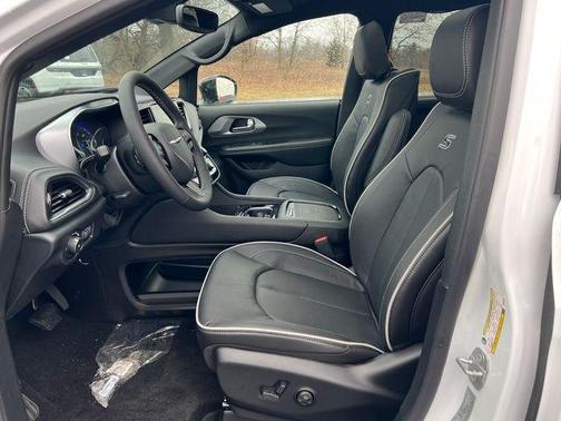 Bright White Clearcoat 2026 Chrysler Pacifica Limited