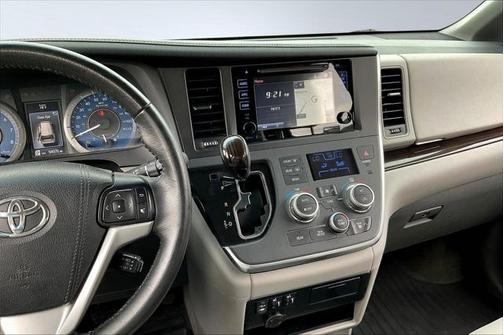 2017 Toyota Sienna XLE