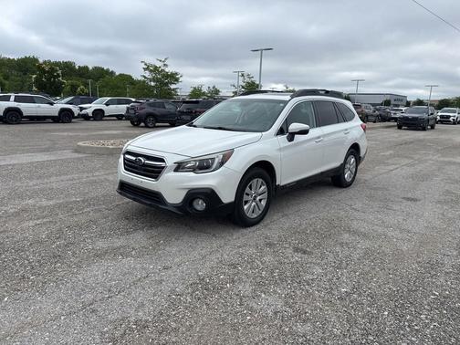 White 2019 Subaru Outback 2.5i Premium