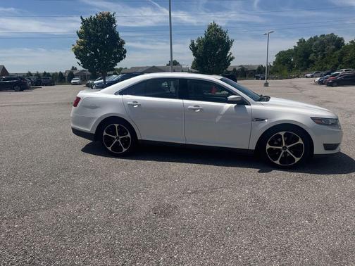 White 2015 Ford Taurus SEL