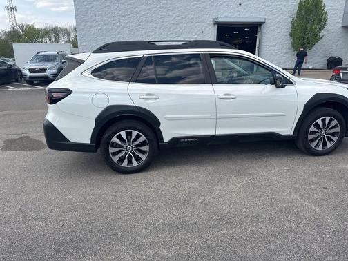 Crystal White Pearl 2023 Subaru Outback Limited
