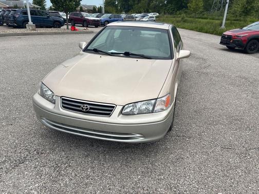 Gold 2001 Toyota Camry XLE V6