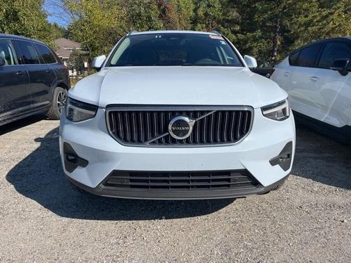 2025 Volvo XC40 B5 Plus Bright Theme