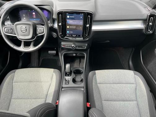 2025 Volvo XC40 B5 Core Bright Theme