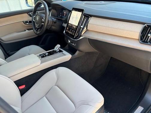 2025 Volvo XC90 B5 Plus