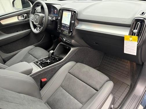 2026 Volvo XC40 B5 Ultra Black Edition