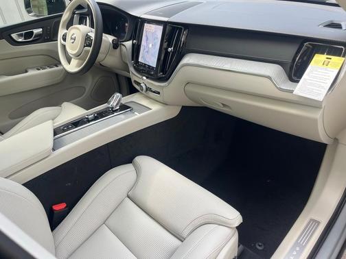 2025 Volvo XC60 B5 Ultra