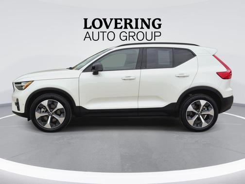 White Crystal 2026 Volvo XC40 B5 Plus
