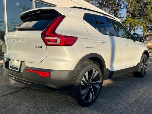 2025 Volvo XC40 B5 Plus Dark Theme