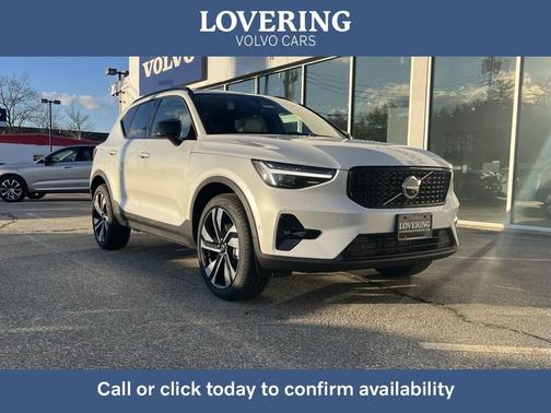 2025 Volvo XC40 B5 Plus Dark Theme