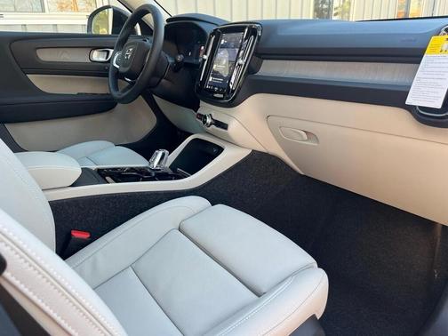 2025 Volvo XC40 B5 Plus Dark Theme