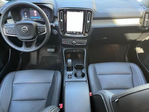 2025 Volvo XC40 B5 Core Bright Theme