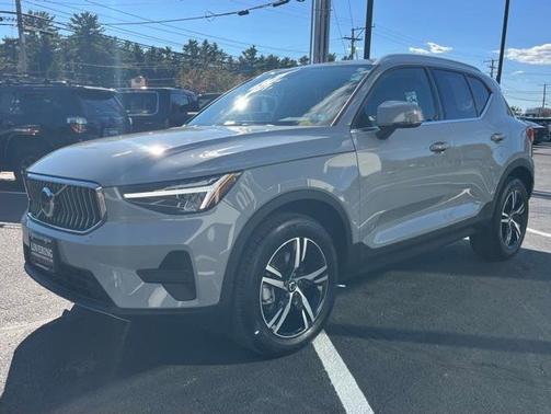 2025 Volvo XC40 B5 Core Bright Theme